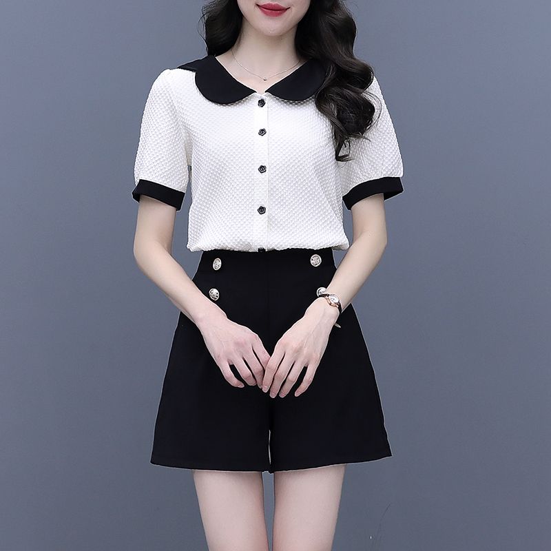 Summer Clothing Trends 2025 - Contrasterende kleur knop korte sets voor